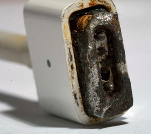 Apple выпускает пожароопасные сетевые адаптеры