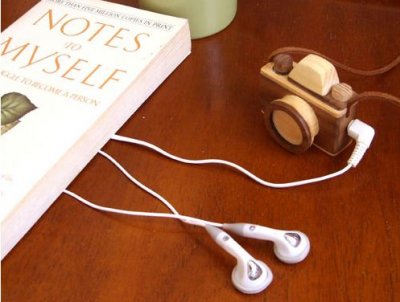 MP3-плеер спрятан в деревянном фотоаппарате