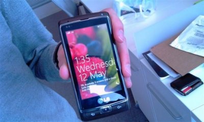Снимок коммуникатора LG с Windows Phone 7