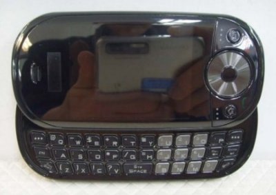 Pantech Duo 2 C820 – новый горизонтальный слайдер с QWERTY