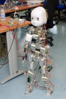 Робот-ребенок iCub скоро научится говорить.