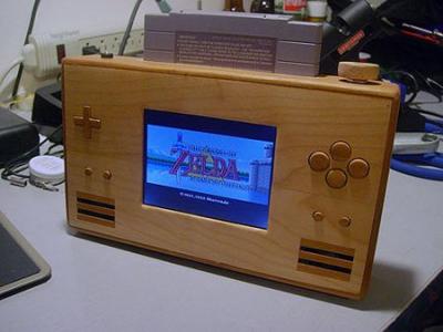 Nintendo DS в деревянном копусе.