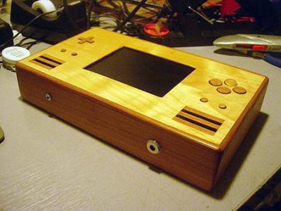 Nintendo DS в деревянном копусе.