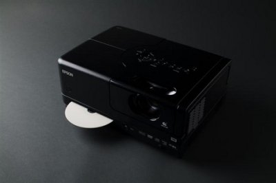 Epson представила проектор с DVD-плеером – EH-DM2