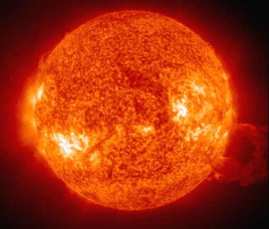 После вспышек Солнце может испускать целые атомы водорода