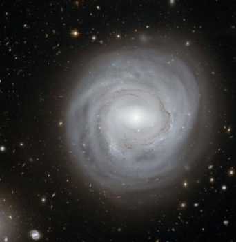Астрономы нашли необычно прозрачную спиральную галактику