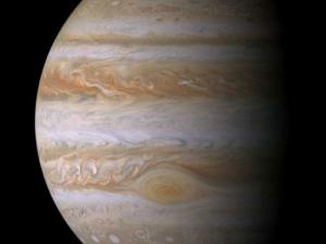 Большое красное пятно на Юпитере уменьшает свои размеры